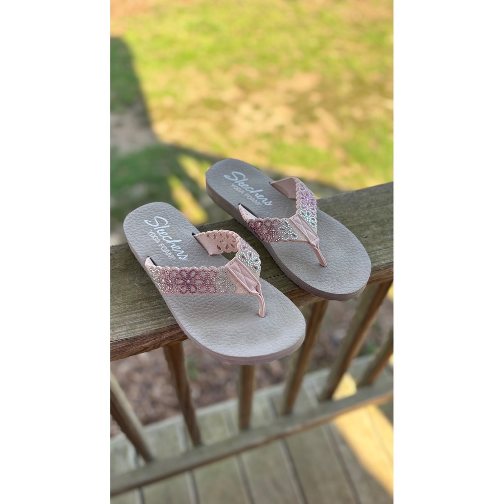 Skechers Yoga Foam Mauve Pink Rhinestone Floral Laser Cut Flip Flop Sandals - Picture 3 of 5